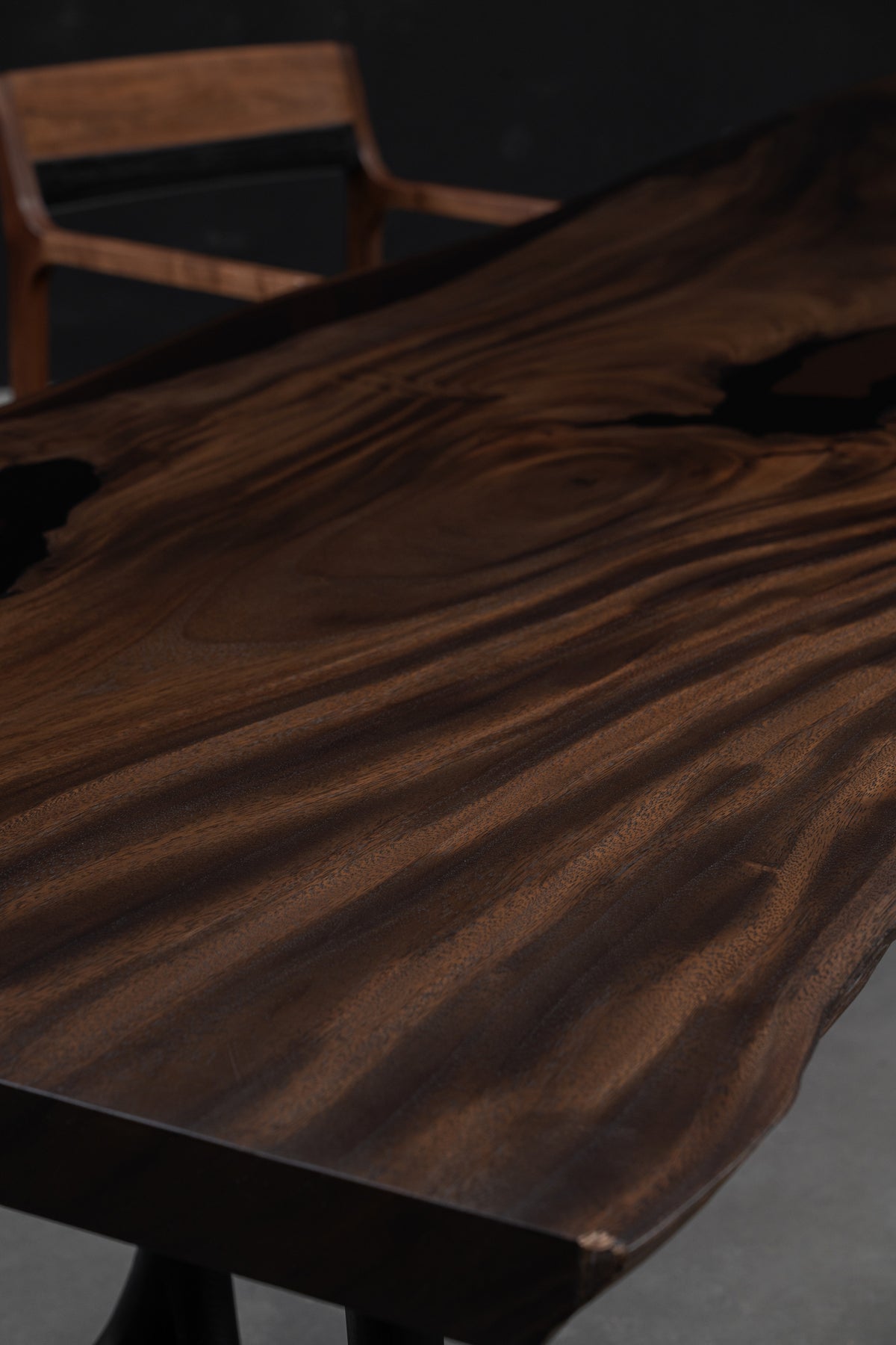 Detailed grain close-up of the Southern Lines Meridian solid rainwood table, highlighting directional movement and tonal depth.