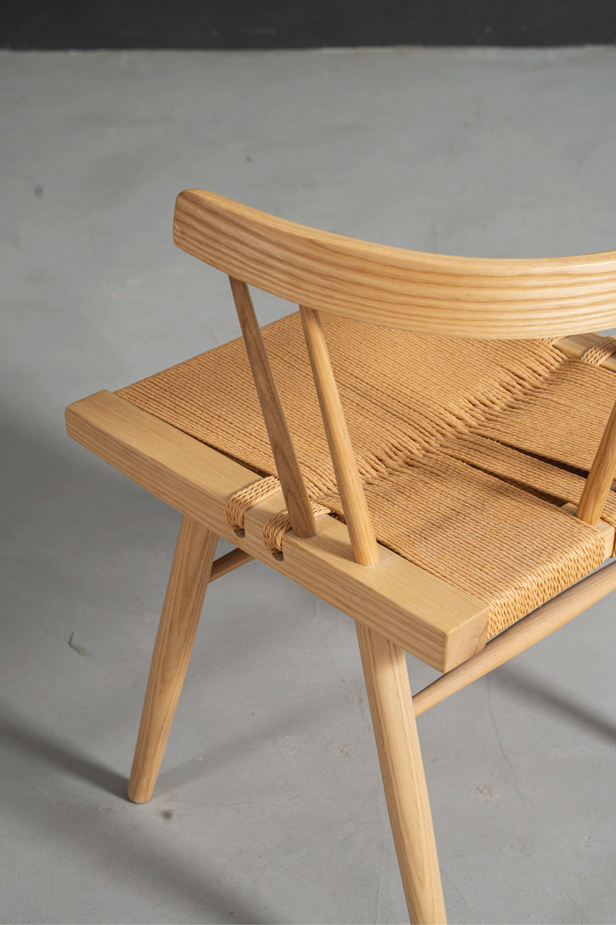 Close side view highlighting ergonomic relationship between seat, backrest, and supporting legs.
